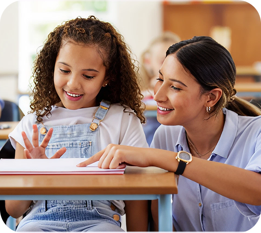 Metodologia de ensino Amplia em prática, com professora orientando aluna durante atividade escolar.