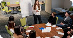 Reunião de professores da Amplia Plataforma de Ensino com apresentação de estratégias e planos pedagógicos.
