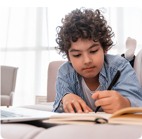 Estudante realizando atividade escolar em casa com o apoio do material didático do Amplia Plataforma de Ensino.