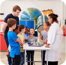 Professores e alunos participando de experimento de ciências com apoio de materiais da Amplia Plataforma de Ensino.