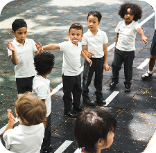Crianças em atividade no pátio escolar, representando a vivência das escolas parceiras da Amplia Plataforma de Ensino.