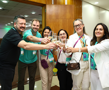 Participantes celebrando conquistas e conexões no Conexão Amplia 2025, evento da Amplia Plataforma de Ensino.