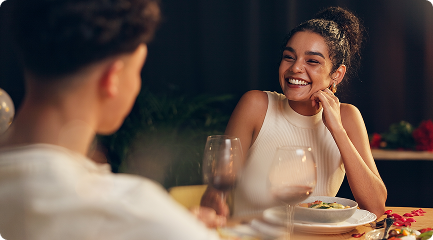 Cliente em restaurante vivenciando experiência gastronômica com curadoria e atmosfera acolhedora.