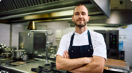 Chef em cozinha profissional representando posicionamento de marca para restaurantes parceiros da Cena.