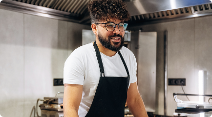 Profissional de gastronomia em preparo culinário representando posicionamento autoral para restaurantes.