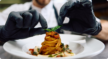 Prato de massa finalizado com curadoria gastronômica em experiência à mesa.