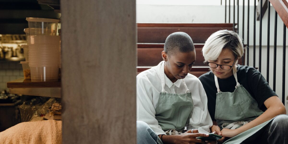 Duas mulheres derentes do restaurante conversando.