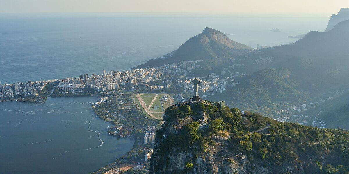Imagem do alto da cidade do Rio de Janeiro com Pão de Açúcar e Cristo Redentor.