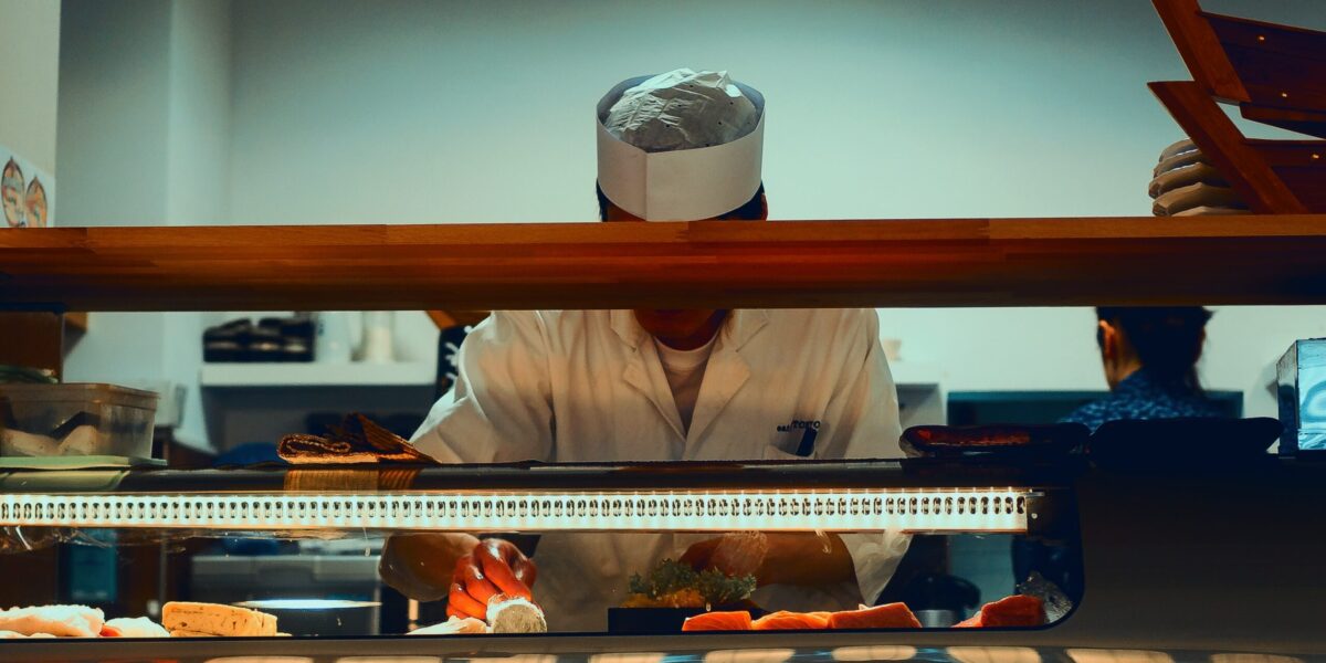 Chef em cozinha de restaurante japonês.