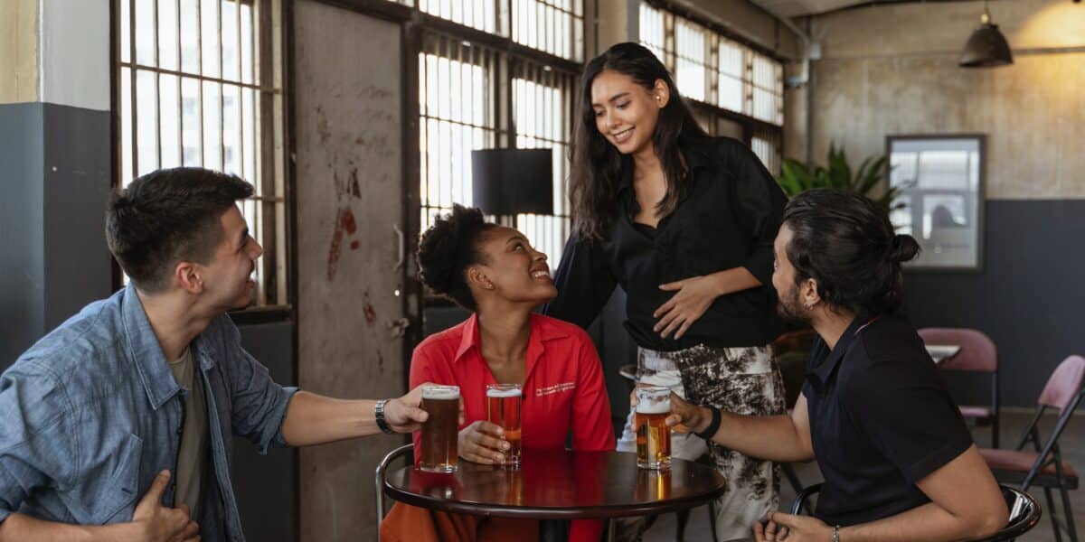 Grupo de amigos em volta de uma mesa em restaurante conversando.