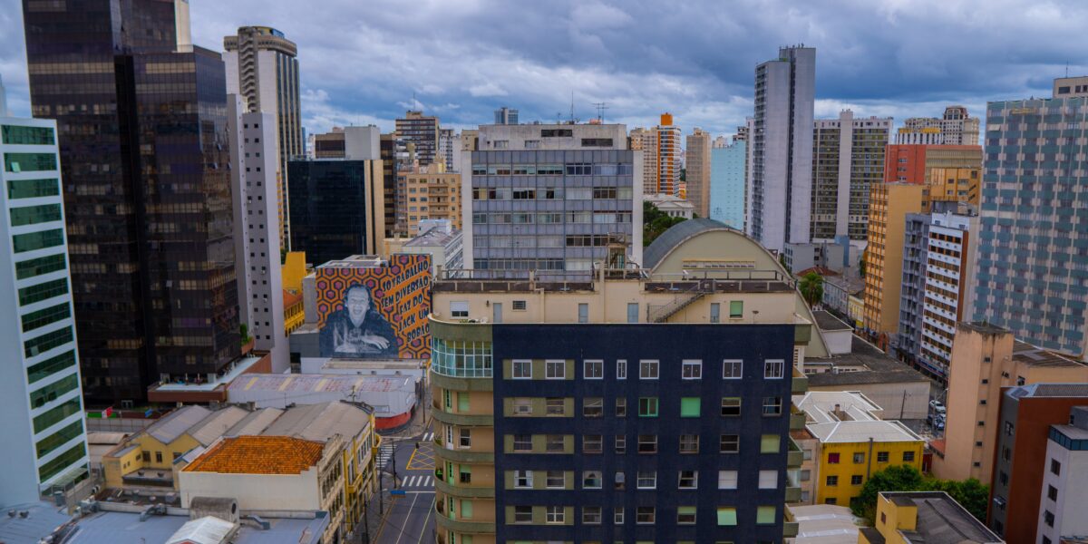 Imagem com prédios da cidade de Curitiba.