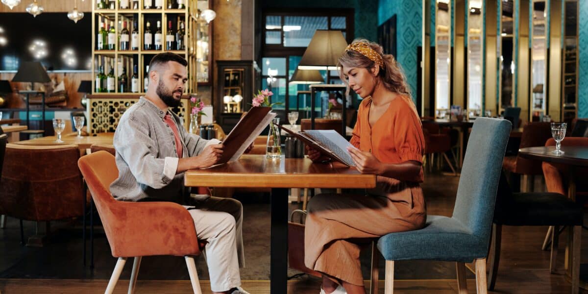 Casal sentado a mesa de jantar no restaurante.