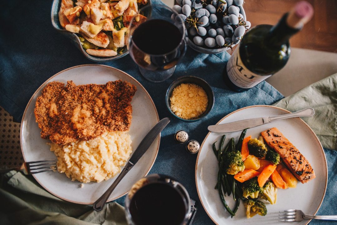 Pratos variados e vinho tinto servidos à mesa do restaurante Mamma Jamma no Rio de Janeiro.