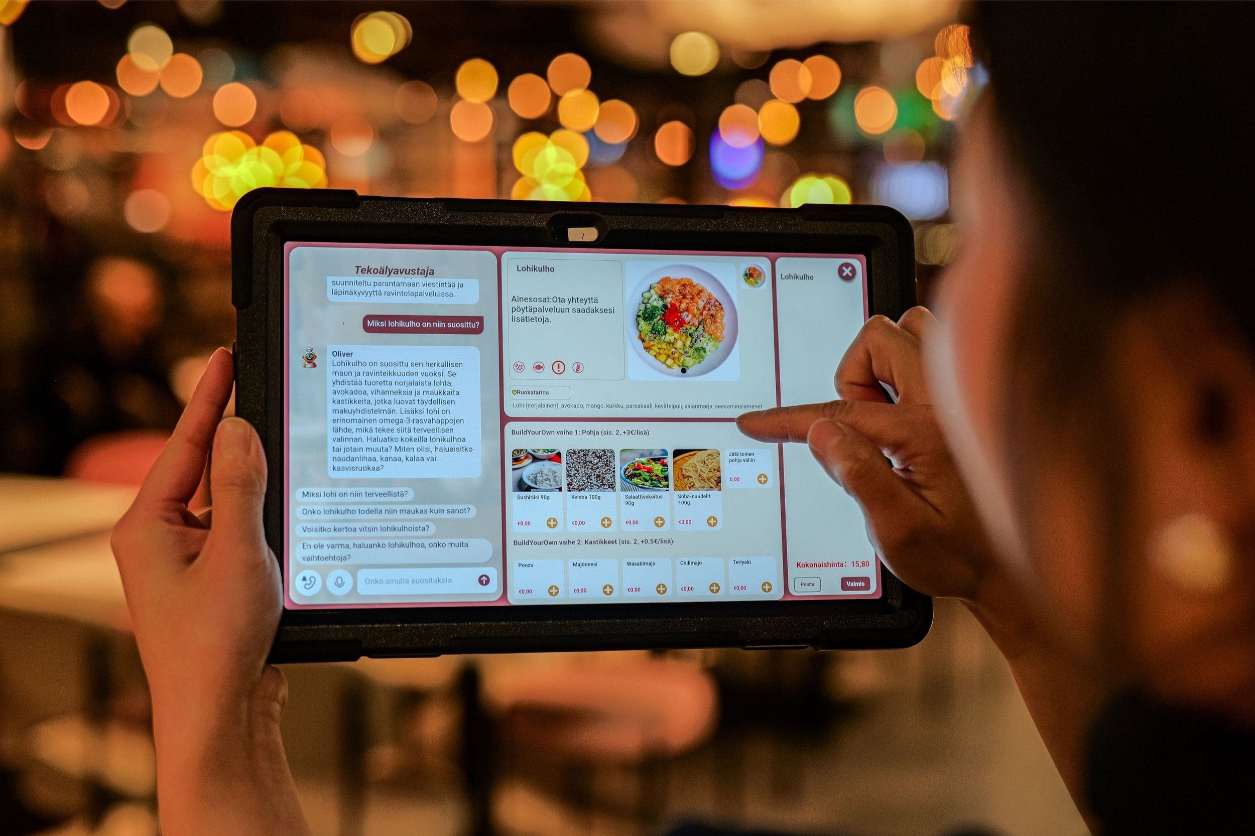 Pessoa mexendo em tablet com sistema de gerenciamento de restaurantes
