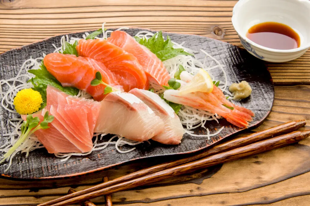 Prato de comida japonesa em mesa de restaurante