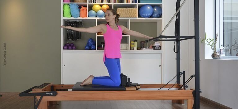 EXERCÍCIOS DE MEMBROS SUPERIORES NO REFORMER-TORRE