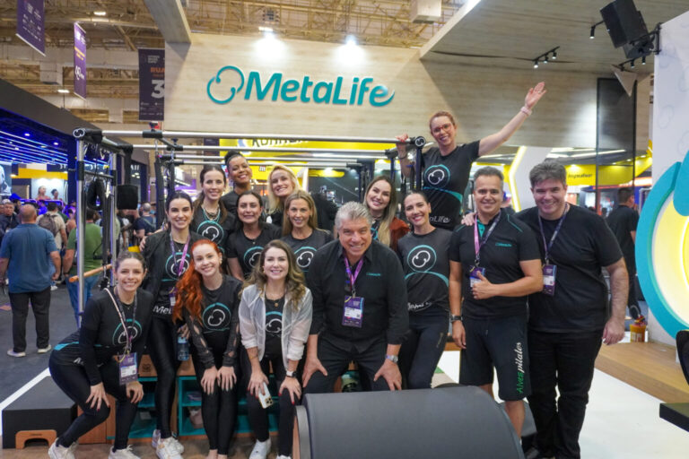 Foto da equipe MetaLife no evento Expo Fitness Brasil 2025