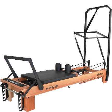 Reformer Torre Infinity MetaLife em fundo neutro, equipamento profissional de Pilates.