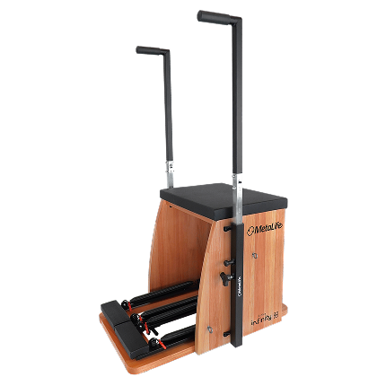 Step Chair Infinity MetaLife em fundo neutro, equipamento profissional de Pilates.