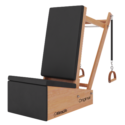 Arm Chair Original MetaLife em fundo neutro, equipamento profissional de Pilates.