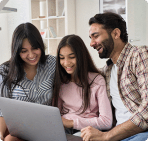 Família feliz olhando para a tela de um notebook