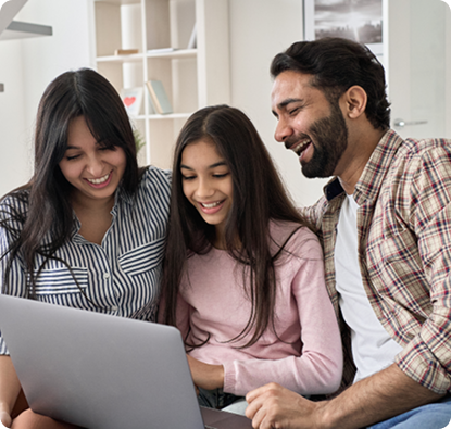 Família feliz olhando para a tela de um notebook