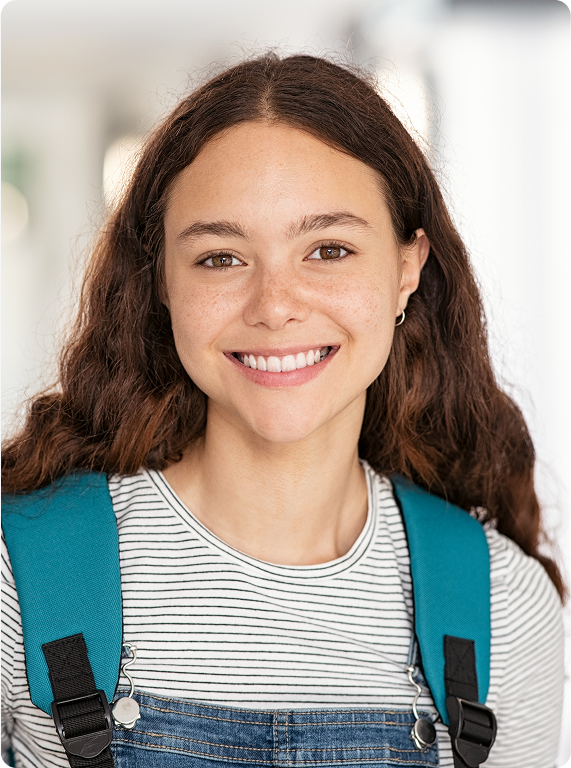 Jovem estudante sorrindo e usando mochila