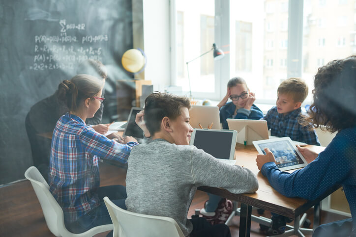 3 maneiras de incluir a tecnologia na educação dos jovens