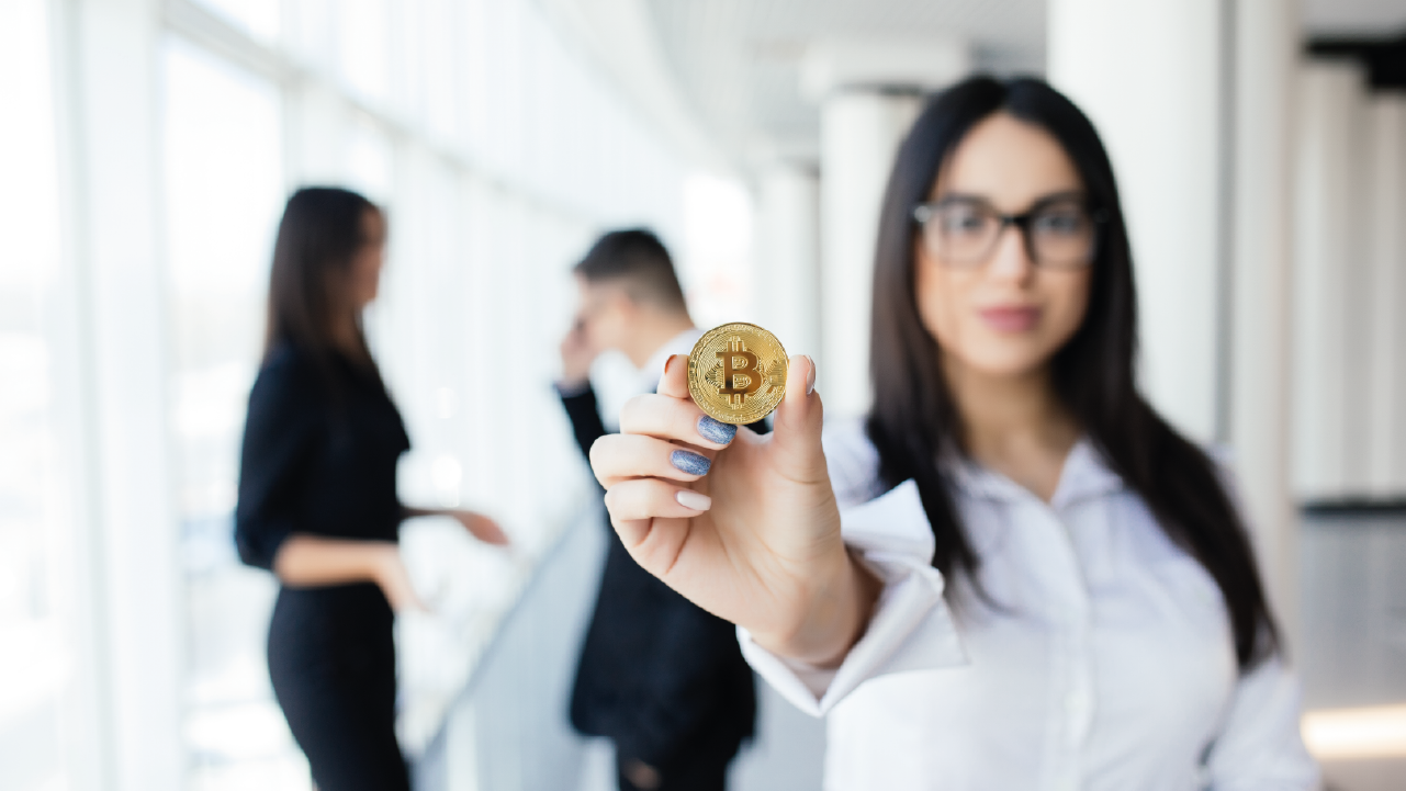 Interesse feminino por investimento em criptos dobra em 2 anos