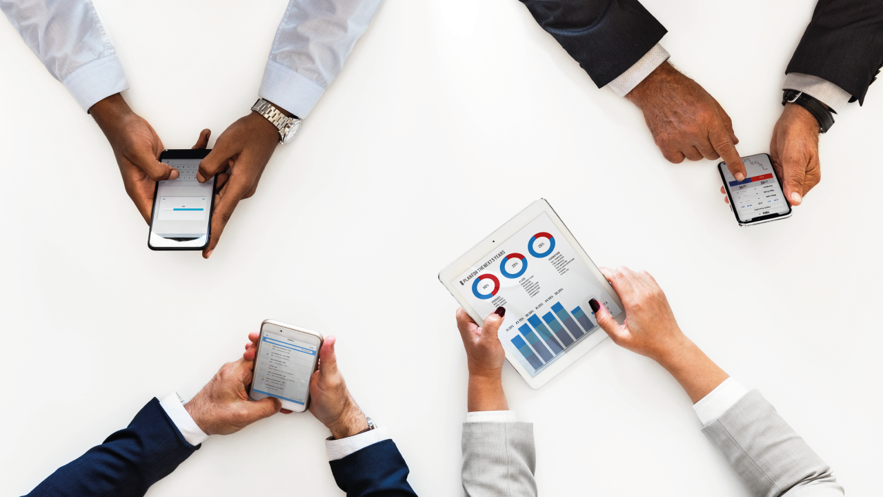 Como um sistema BI ajuda na aplicação de benchmarking?