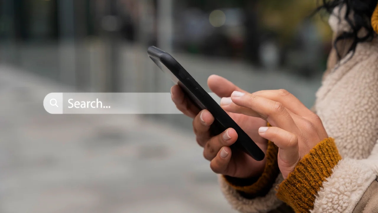 Pressionado por rivais de IA, Google lança IA Mode com buscas personalizadas